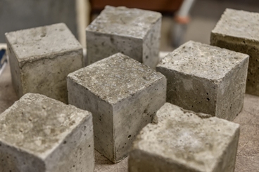 Проведение испытаний над бетоном в лаборатории